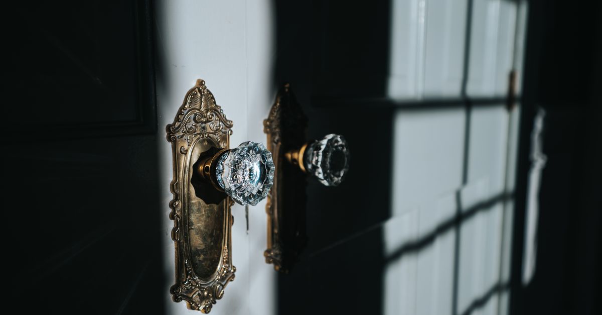 Door Knob Lock vs. Deadbolt: Which Protects Your Home Better? — Tina Locksmith